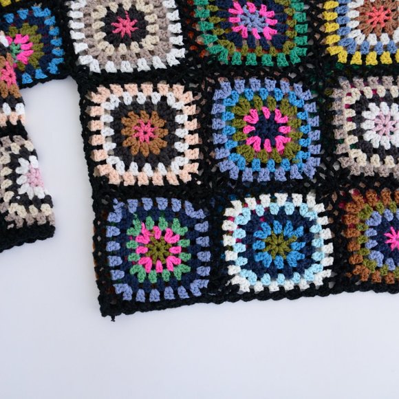 En Creme Flower Crochet Crop Long Sleeve Top - Picture 8 of 10